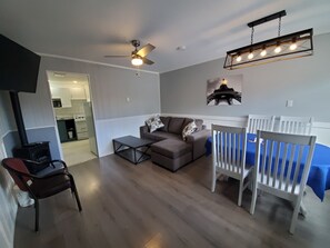 特级套房, 2 间卧室, 厨房, 山景 (FAM-01) | 起居区 | 36-英寸电视 （配备有线频道）、流媒体服务