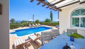 Outdoor dining - Villa Luna (Pegeia)