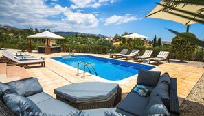 Outdoor pool, sun loungers - Villa Luna (Pegeia)