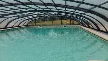 Piscina coperta, piscina all'aperto, lettini