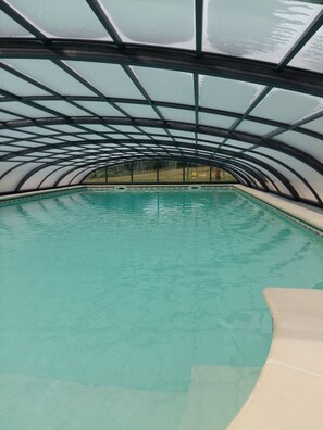 Indoor pool, outdoor pool, sun loungers - La Minaudière (Nueil-les-Aubiers)