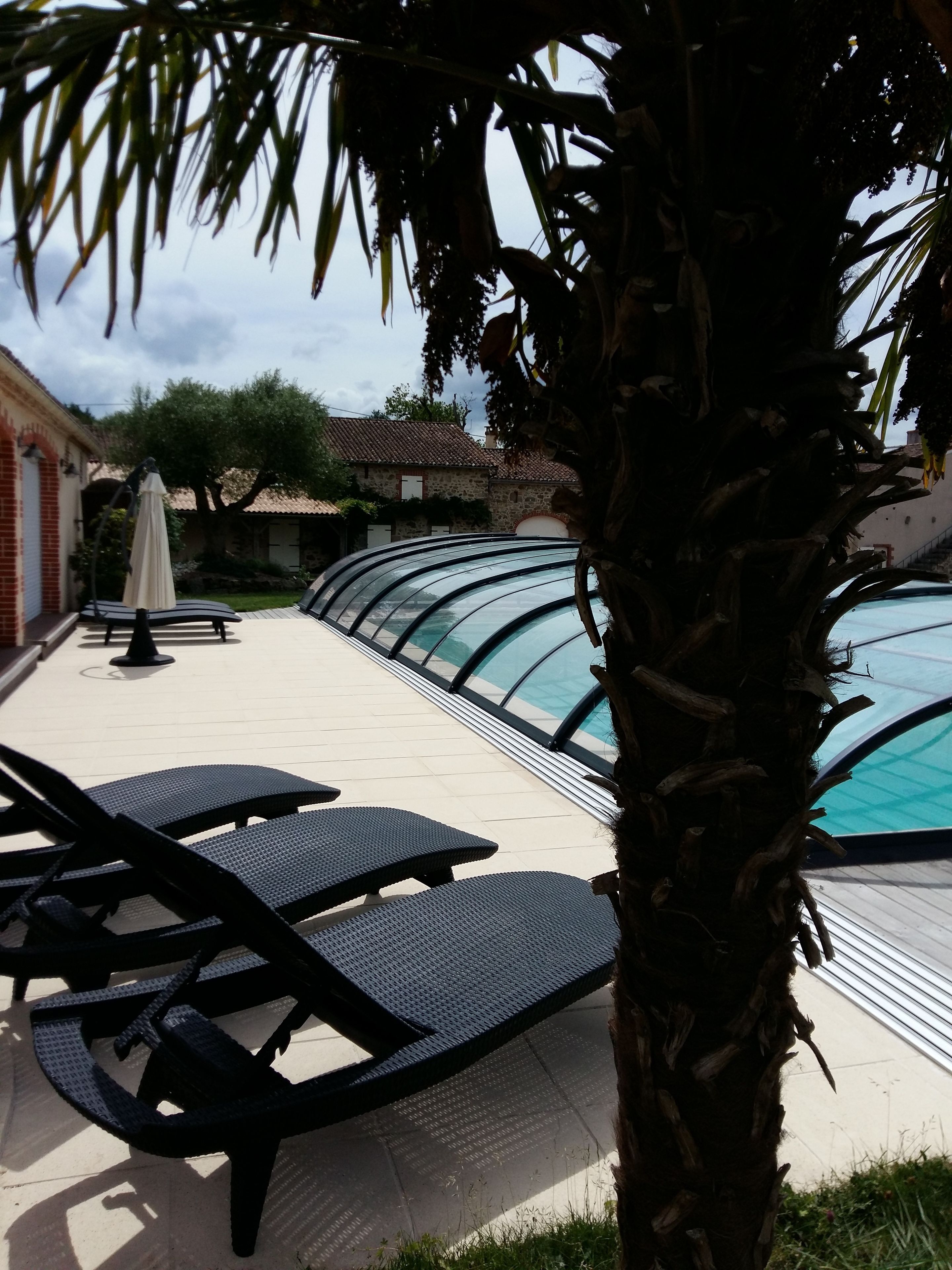 Piscine couverte, piscine extérieure, chaises longues