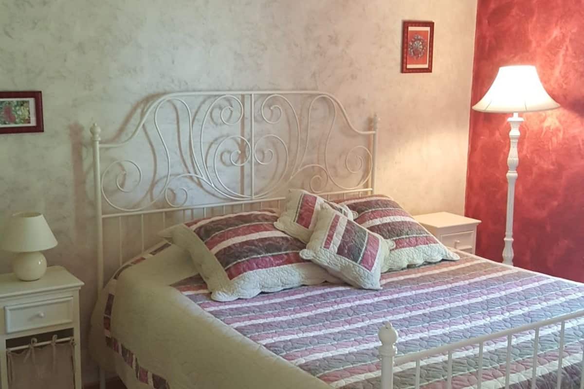 Double Room (La Rochejaquelein) | Peralatan tempat tidur premium, peti besi dalam bilik, meja