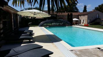 Innenpool, Außenpool, Liegestühle