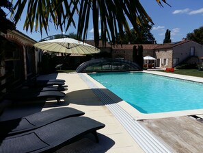 Piscine couverte, piscine extérieure, chaises longues