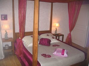 Chambre Double (La Romantique) | Literie de qualité supérieure, coffres-forts dans les chambres, bureau