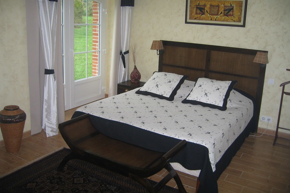 Double Room (L'Exotique) | Peralatan tempat tidur premium, peti besi dalam bilik, meja