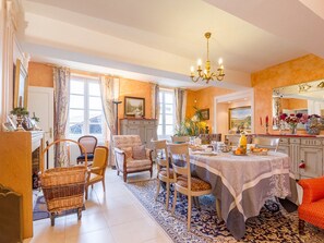 Daily continental breakfast (EUR 7 per person)