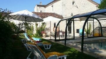 Piscine couverte, piscine extérieure (ouverte en saison)