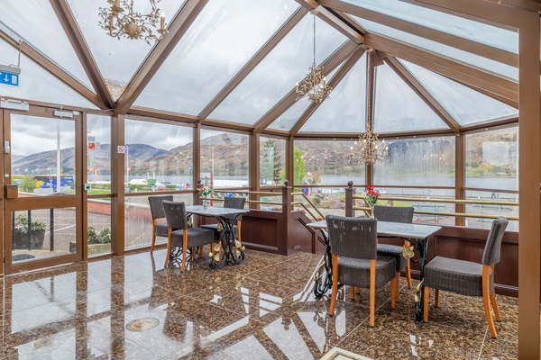Lobby lounge