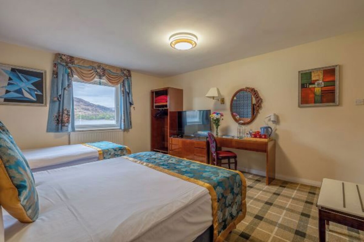 Deluxe Family Room With Loch View