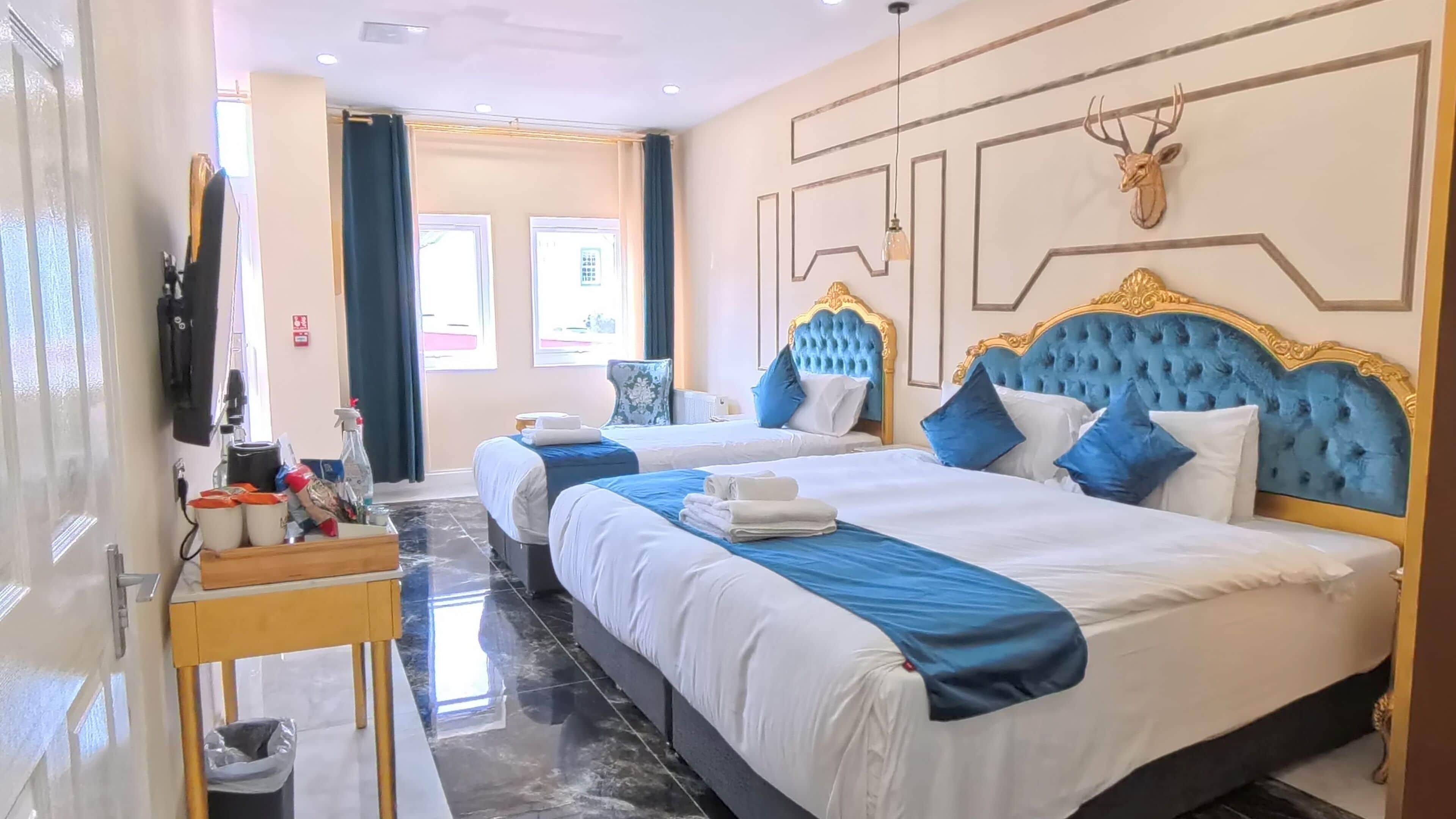 Familienzimmer | Schreibtisch, Bettwäsche