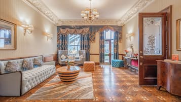 Lobby-lounge