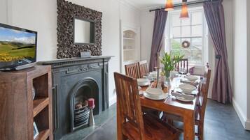 House, 3 Bedrooms | In-room dining