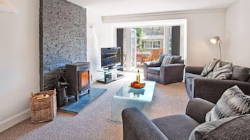 House, 3 Bedrooms | Living room | Flat-screen TV, fireplace