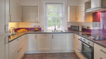 House, 3 Bedrooms | Private kitchen | Full-size fridge, microwave, oven, stovetop