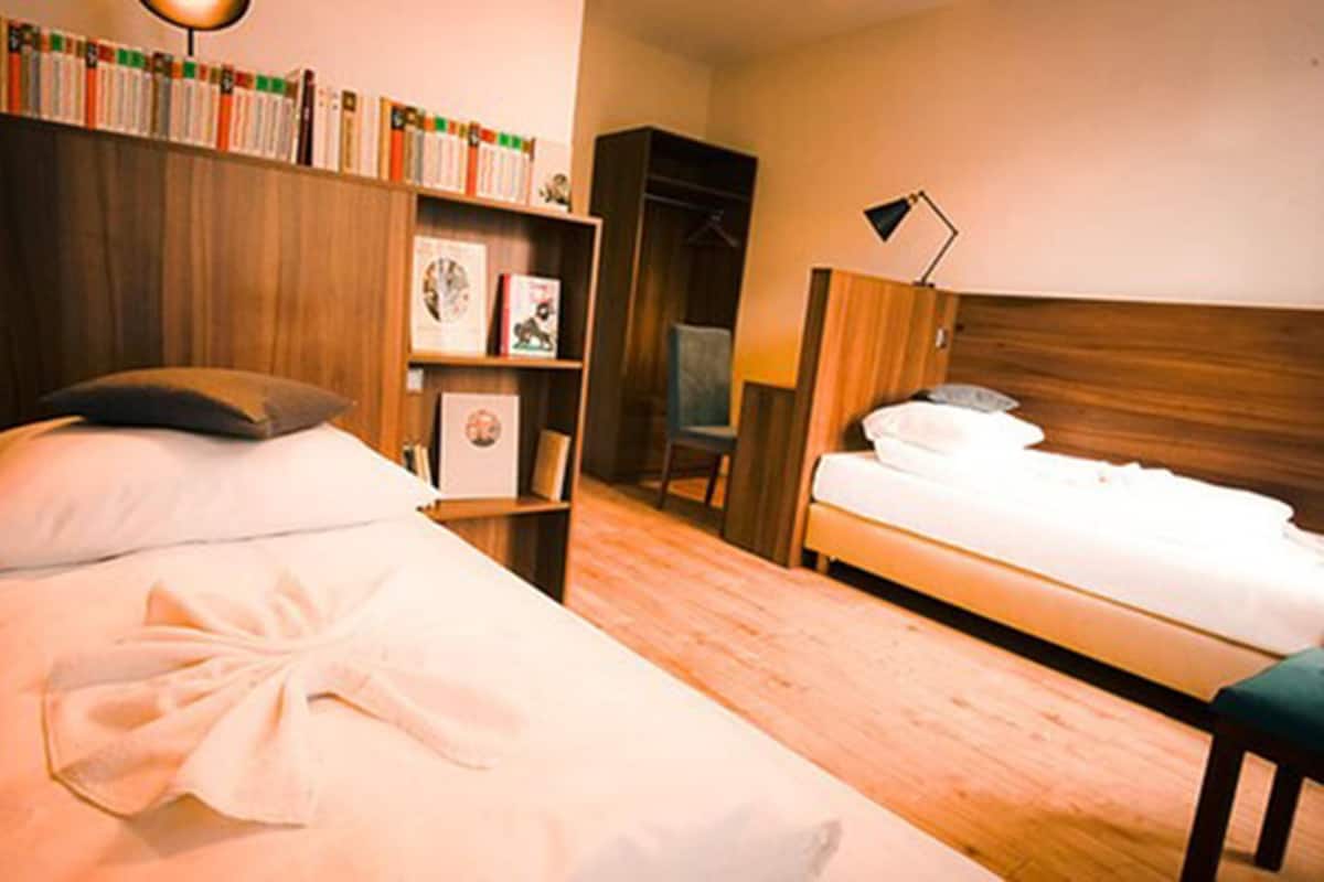 1 habitación, tabla de planchar con plancha, wifi gratis y ropa de cama