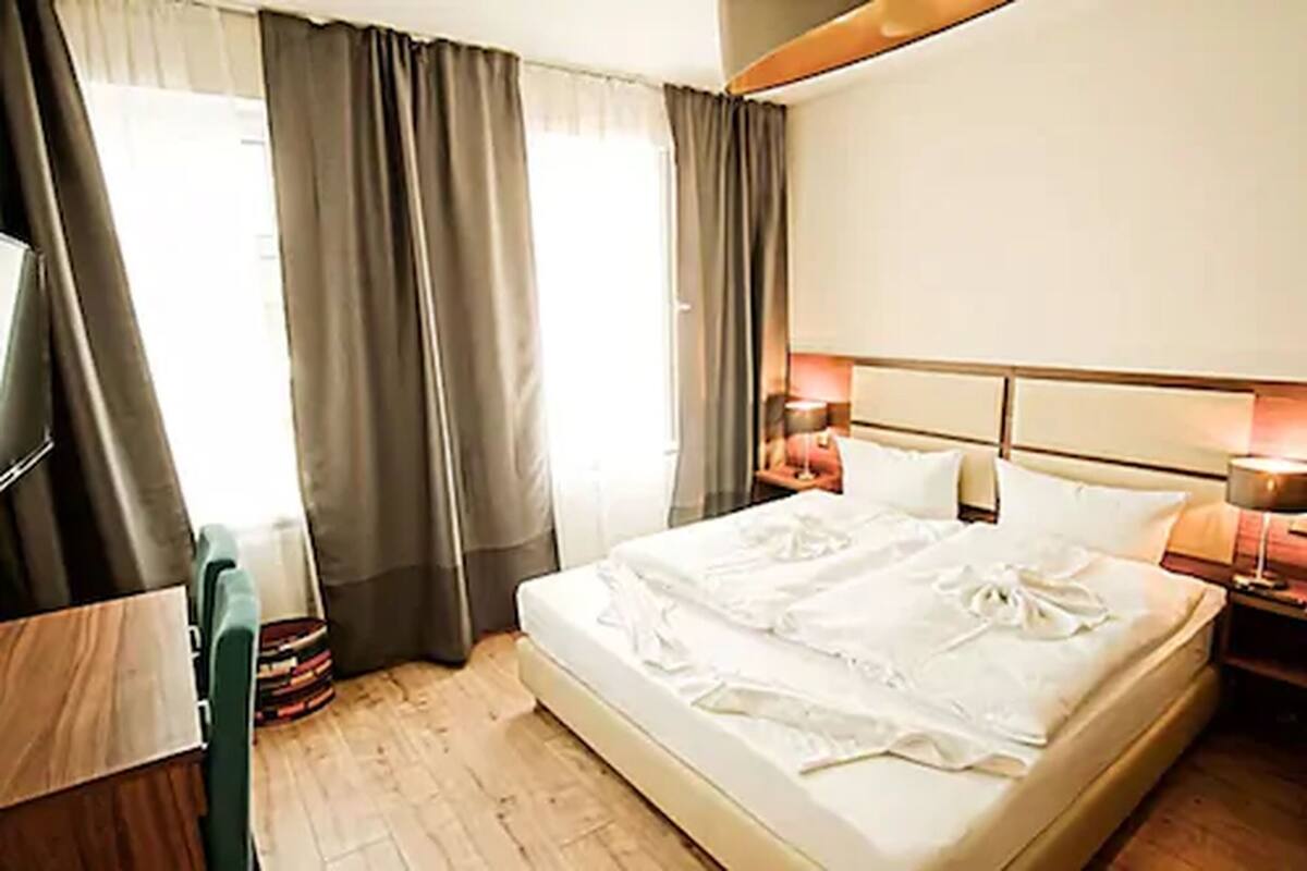 1 habitación, tabla de planchar con plancha, wifi gratis y ropa de cama