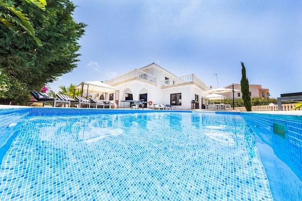 Piscine extérieure, chaises longues