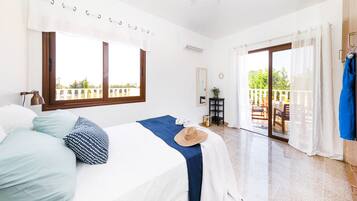 Vila, 6 quartos, piscina particular | 6 quartos, cofres nos quartos, escrivaninha