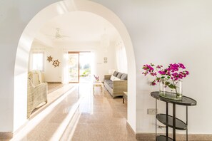 别墅, 6 间卧室, 私人游泳池 | 起居区 | 55-英寸纯平电视（配备卫星频道）、电视、游戏机