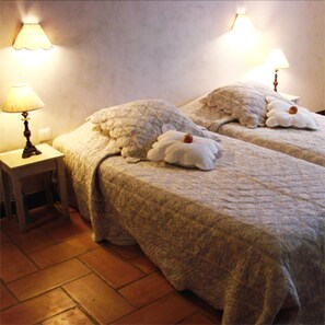 Decoración personalizada, muebles diferentes y cortinas blackout 