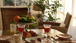 Free daily local cuisine breakfast - Les Demoiselles (Ladoix-Serrigny)