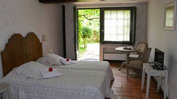 Chambre Double, 2 lits une place (Fleur de Lin) | Décoration personnalisée, ameublement personnalisé, rideaux occultants