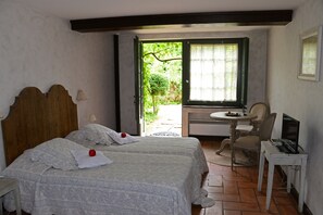 Double Room, 2 Single Beds (Fleur de Lin) | Individually decorated, individually furnished, blackout curtains - Les Demoiselles (Ladoix-Serrigny)