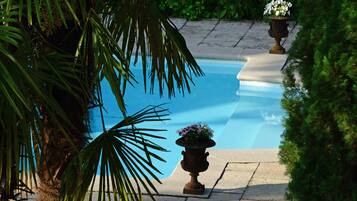 Piscine extérieure, parasols de plage, chaises longues