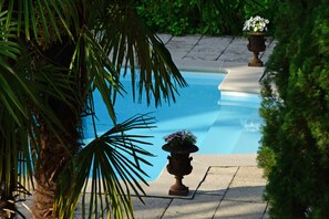 Outdoor pool, pool umbrellas, pool loungers - Les Demoiselles (Ladoix-Serrigny)
