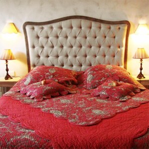 Double Room (Cassis) | Individually decorated, individually furnished, blackout drapes - Les Demoiselles (Ladoix-Serrigny)