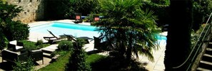 Outdoor pool, pool umbrellas, sun loungers - Les Demoiselles (Ladoix-Serrigny)