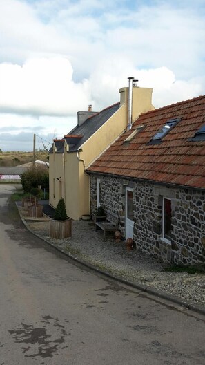 Front of property - Chez les Hollandais (Roscanvel)