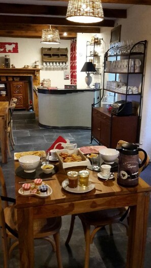 Free daily continental breakfast  - Chez les Hollandais (Roscanvel)