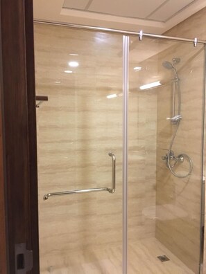 Shower, free toiletries, hair dryer, slippers - Ginger Luxury Apartments (Manama)