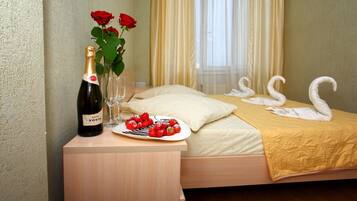 Sviitti | Tallelokero huoneessa, työpöytä, silitysrauta/-lauta, ilmainen Wi-Fi