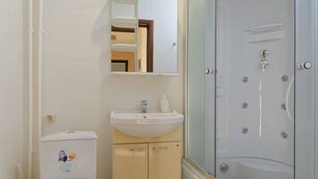 Deluxe Apartment | Bathroom | Shower, free toiletries, hair dryer