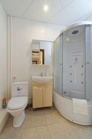 Apartemen Deluks | Kamar mandi | Shower, perlengkapan mandi gratis,  dan pengering rambut