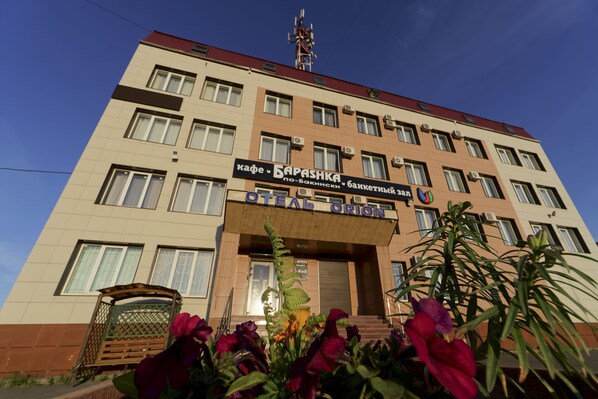 A multi-story building with a sign for 'HOTEL ORION' and 'Café DAPARSHKA'. - Hotel Orion-Apartment (Tver)