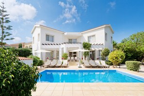 Outdoor pool, pool umbrellas, sun loungers - Villa Margarita (Pegeia)
