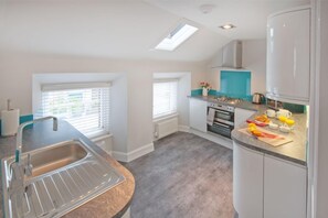 ハウス 4 ベッドルーム | 専用キッチン | 冷蔵庫、電子レンジ、オーブン、コンロ