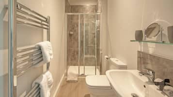 House, 4 Bedrooms | Bathroom | Shower, free toiletries, hair dryer, towels