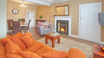 House, 4 Bedrooms | Living room | Flat-screen TV