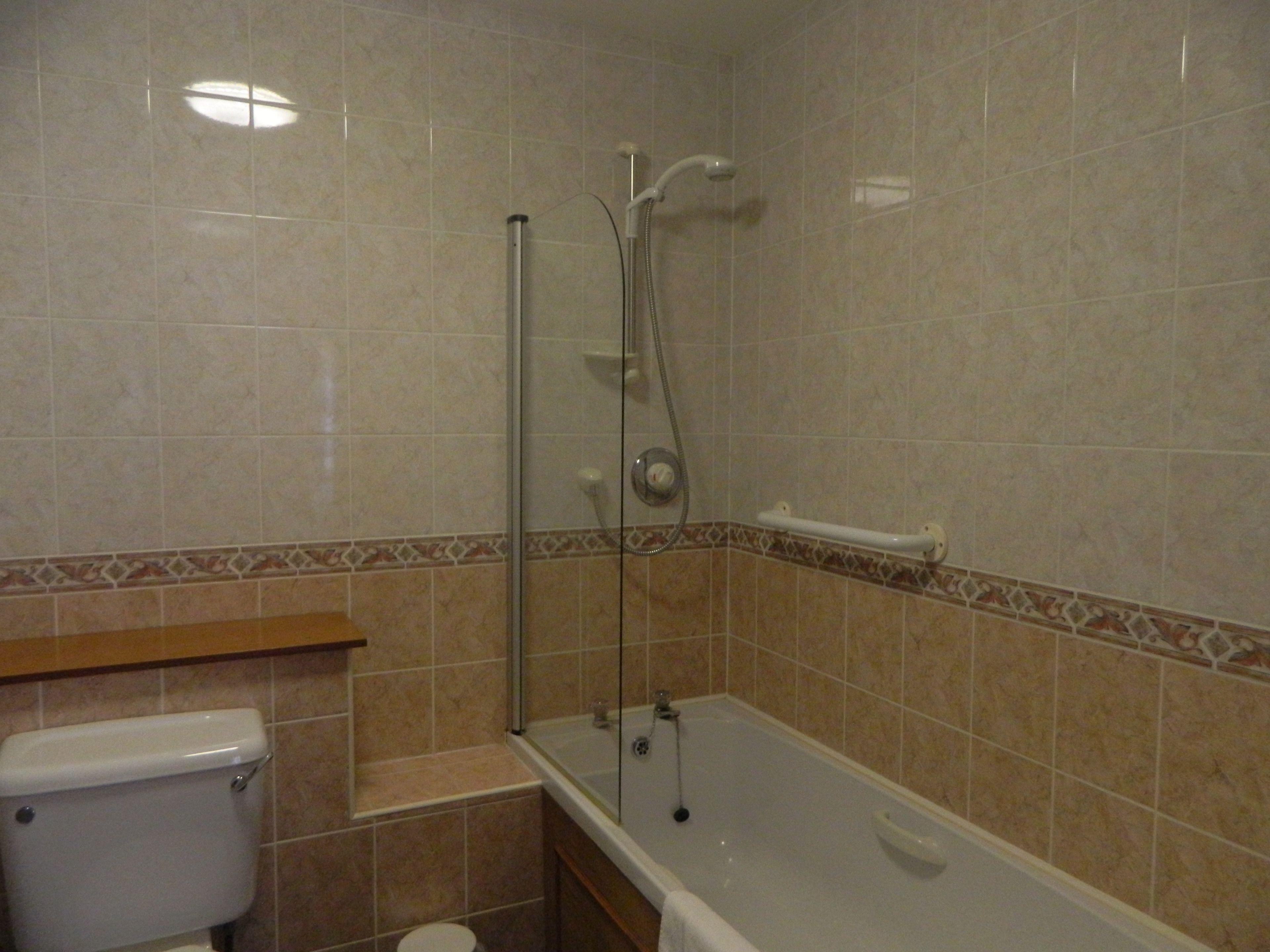 double room | bathroom | free toiletries, towels