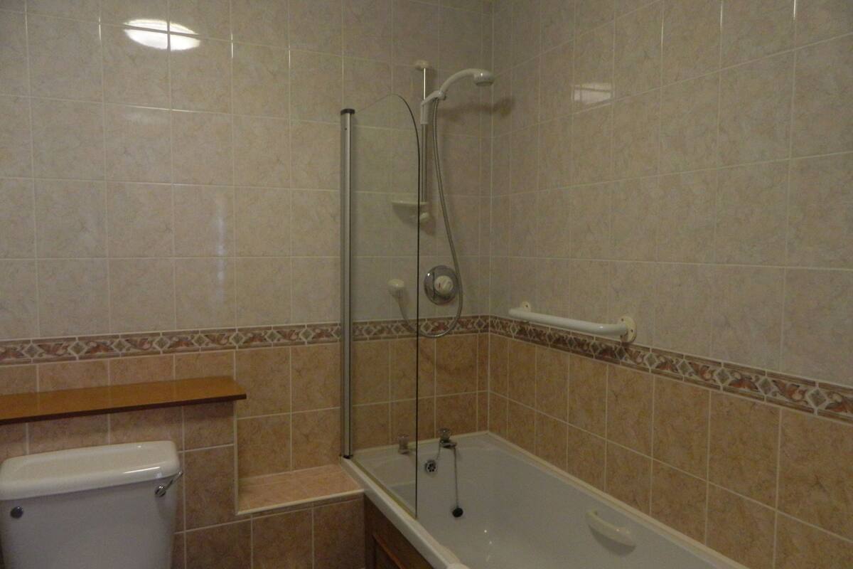 double room | bathroom | free toiletries, towels