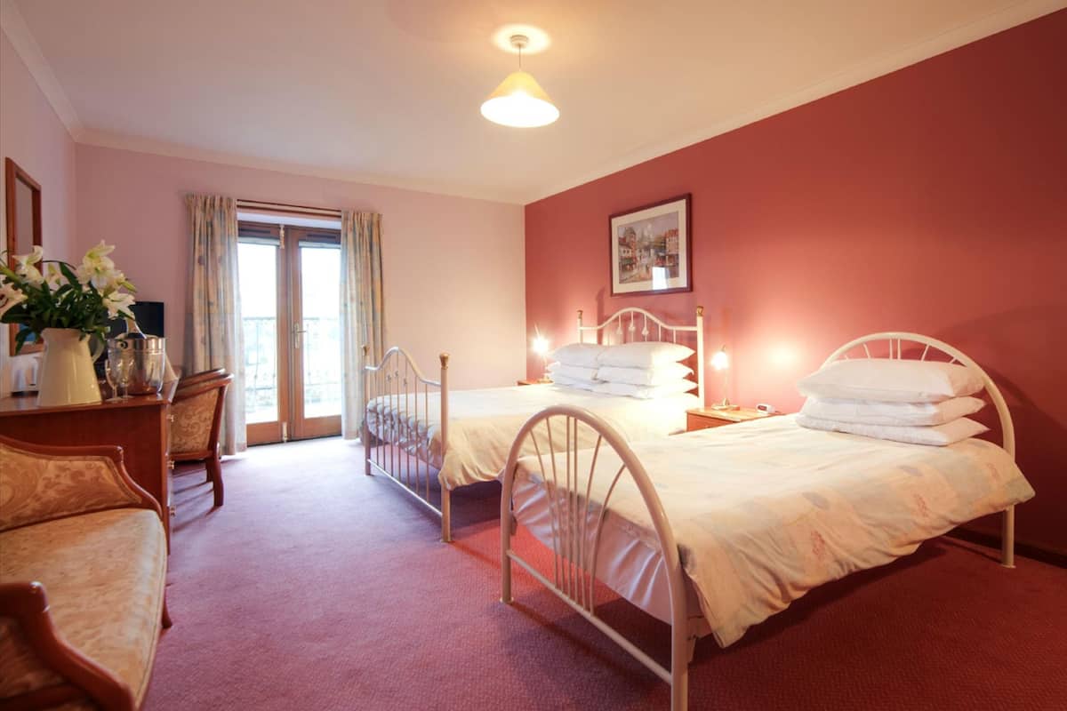 twin room | desk, iron/ironing board, free wifi, bed sheets