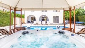 Outdoor spa tub - Villa Maria (Pegeia)