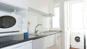 Apartamento, 2 quartos, sacada | Cozinha privada | Geladeira grande, micro-ondas, fogão, cooktop