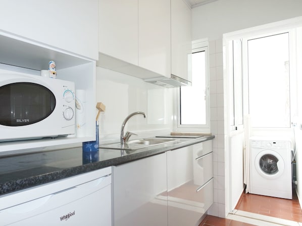 Lägenhet - 2 sovrum - balkong | Eget kök | Stort kylskåp, mikrovågsugn, ugn och spishäll